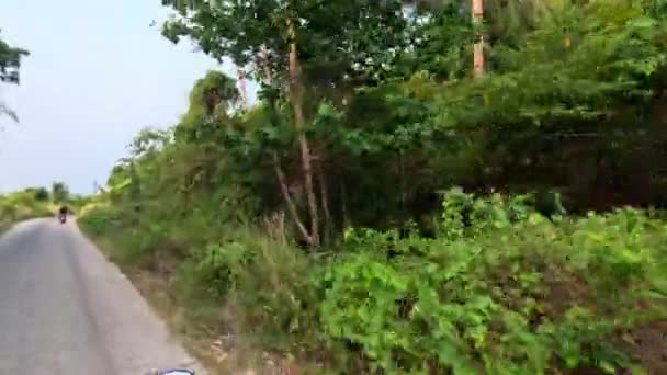 太陽の下で海で島の小さな道路でバイクを運転するPov 高品質の4K映像 — ストック動画