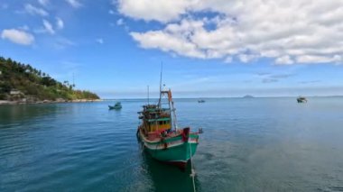 Güzel bir tropikal balıkçı adası Lai Son Vietnam 'da paslı bir balıkçı teknesi. Yüksek kalite 4k görüntü