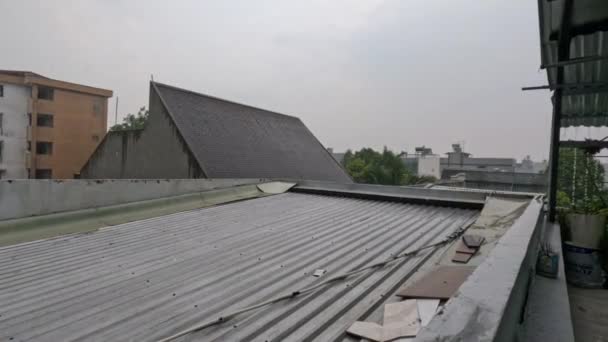 Серый День Дождливый Дождь Крыше Густом Населенном Пункте Вьетнама Высококачественные — стоковое видео