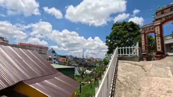 ダラット ベトナムの晴れた日は 小さな家が山の雲を形作っています 高品質の4K映像 — ストック動画