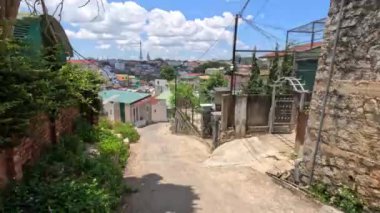 Dalat, Vietnam güneşli bir günde küçük evler dağları bulutlandırır. Yüksek kalite 4k görüntü