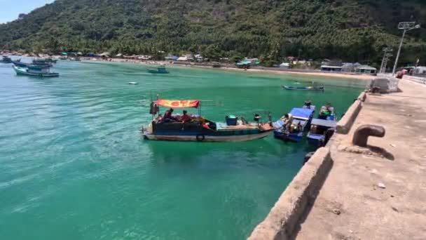 Ржавая Рыбацкая Лодка Прекрасном Тропическом Острове Рыбаков Лай Сон Вьетнам — стоковое видео