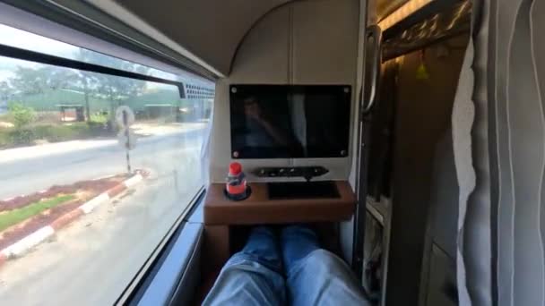 Passagerare Sovvagn Övre Våningssäng Med Ben Gatuvy Från Fönstret Futa — Stockvideo