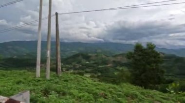 Central Highlands, Vietnam 'daki yeşil dağlarda motosikletle seyahat eden iki adam. Bulutlu. Yüksek kalite 4k görüntü