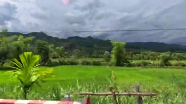 Vietnam, Vietnam, Orta İskoçya 'daki yeşil, sulu dağlık bölgede bulutlu bir şekilde seyahat ediyoruz. Yüksek kalite 4k görüntü
