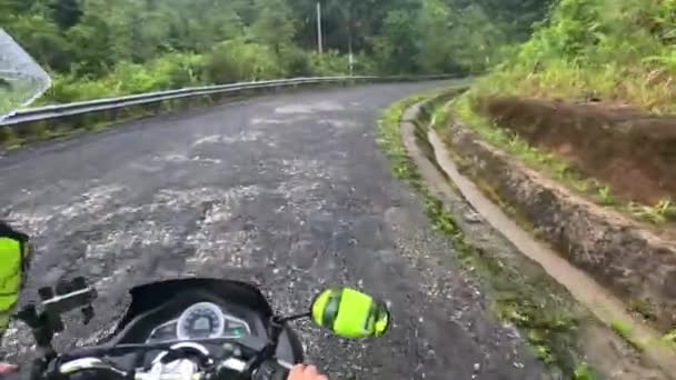 Motocyklista Jedzie Motocyklem Złej Małej Asfaltowej Drodze Lesie Central Highlands — Wideo stockowe