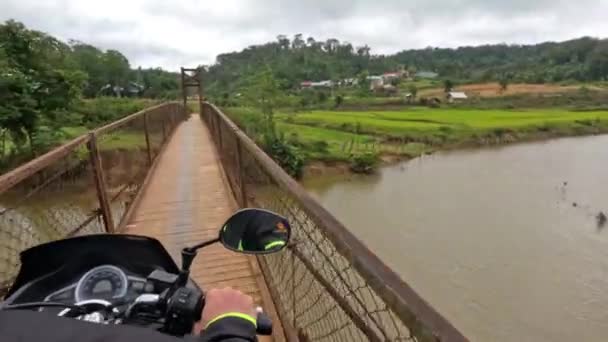 Motocyklista Jedzie Motocyklem Małym Potrząsającym Niebezpiecznym Moście Wiszącym Mang Den — Wideo stockowe