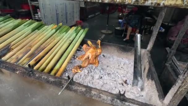 Een Binnenlandse Magere Kip Gegrild Spuug Met Rijst Gekookt Bamboe — Stockvideo