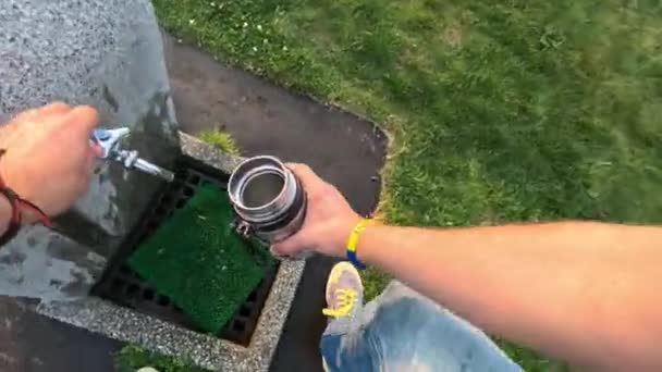 Pov Bekommt Wasser Aus Einem Trinkbrunnen Eine Metallflasche Hochwertiges Filmmaterial — Stockvideo