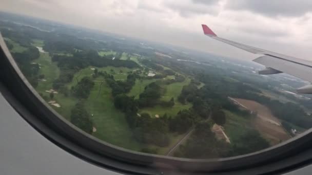 Lądowanie Lotnisku Tokyo Narita Pochmurny Dzień Widok Okno Zielone Pole — Wideo stockowe