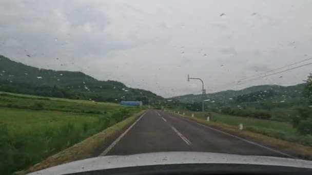 Japanische Dorfstraße Einem Regnerischen Bewölkten Tag Von Einem Auto Aus — Stockvideo