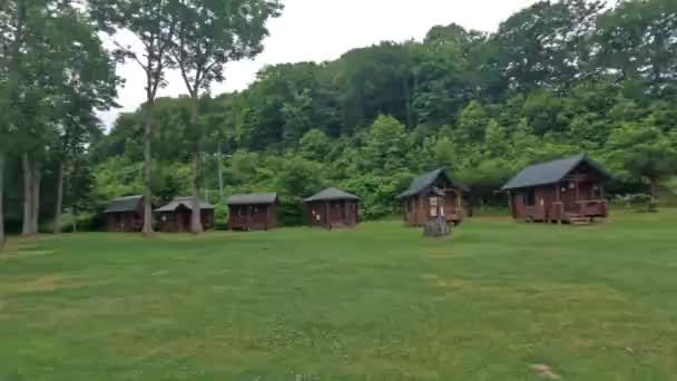 Yeşil Bir Kamp Alanı Ahşap Kulübeler Urahoro Orman Parkı Hokkaido — Stok video