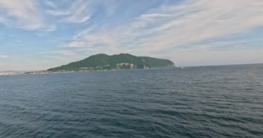 Japonya 'da Hokkaido' dan Honshu manzaralı büyük bir gemiye binmek. Mavi deniz yüzeyi, dalgalar. Yüksek kalite 4k görüntü