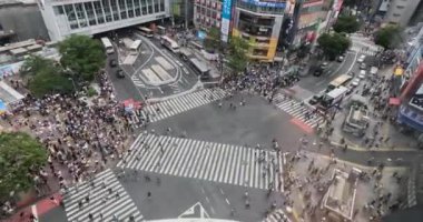 Shibuya İstasyonu ünlü yaya geçidi kavşağı, kalabalık, bir sürü insan. 2023. Yüksek kalite 4k görüntü