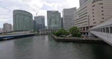 Yokohama şehir merkezi. Modern beton binalar. Su birikintisi. Yüksek kalite 4k görüntü
