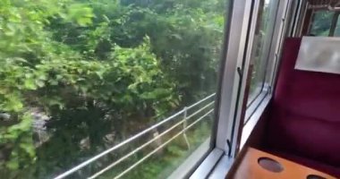 Japonya 'daki en eski tren dağlara, Hakone kasabasının pencere manzarasına gidiyor. Yüksek kalite 4k görüntü