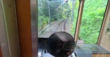 Japonya 'daki en eski tren Hakone' daki dağlara gidiyor. Tren şoförü manzarası. Tünelden geçiyorum. Yüksek kalite 4k görüntü