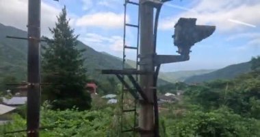 Japonya 'daki en eski tren dağlara çıkıyor Hakone. Yüksek kalite 4k görüntü