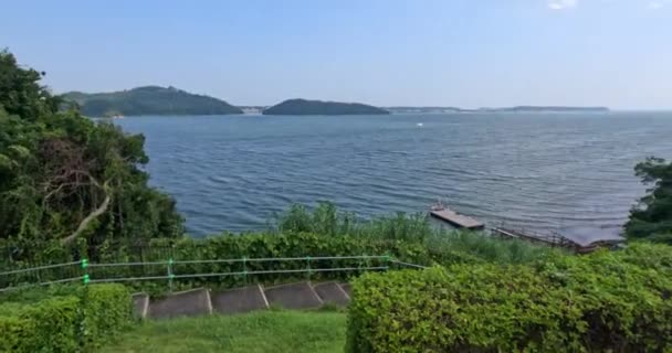 滨水湖服务停放在日本高速公路上的休息区 阳光灿烂的日子 高质量的4K镜头 — 图库视频影像