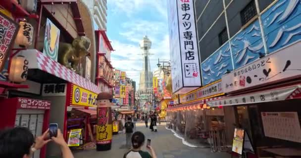 Stereotypowa Ulica Japonii Miejscowość Turystyczna Osaka Turyści Robią Zdjęcia Słynnej — Wideo stockowe