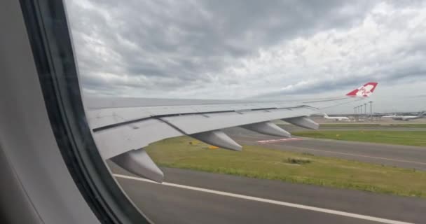 奇跡的なフローティング国際空港関西大阪から離陸 2023年7月 ウィンドウビュー 高品質の4K映像 — ストック動画