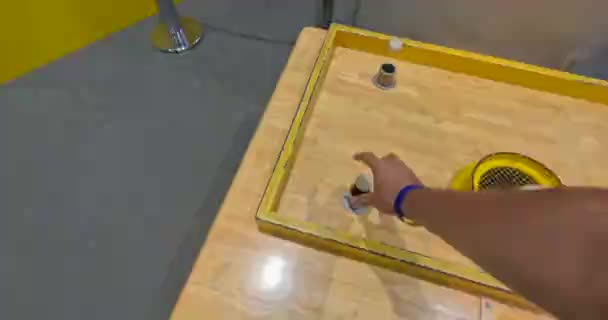 Physik Experiment Kleine Und Große Tischtennisbälle Schweben Der Luft Hochwertiges — Stockvideo