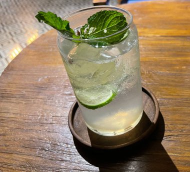 Seçici odak, lezzetli ferahlatıcı yaz mojito buzlu, limonlu ve naneli. Ahşap. Uzayı kopyala Soğuk limonata, tonik..