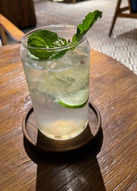 Seçici odak, lezzetli ferahlatıcı yaz mojito buzlu, limonlu ve naneli. Ahşap. Uzayı kopyala Soğuk limonata, tonik..