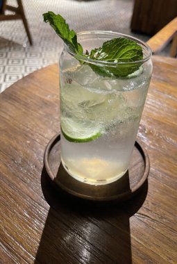 Seçici odak, lezzetli ferahlatıcı yaz mojito buzlu, limonlu ve naneli. Ahşap. Uzayı kopyala Soğuk limonata, tonik..