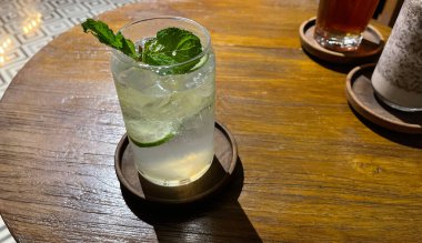 Seçici odak, lezzetli ferahlatıcı yaz mojito buzlu, limonlu ve naneli. Ahşap. Uzayı kopyala Soğuk limonata, tonik..