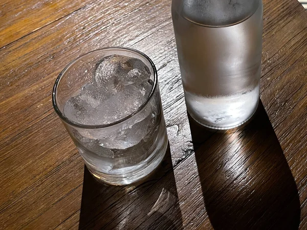 Selektivt Fokus Ett Klart Glas Fyllt Med Och Klar Glasflaska — Stockfoto