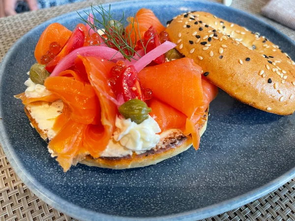 Selective Focus Delicious Bagel Smoked Salmon Spinach Red Onions Tomatoes — Stock Photo, Image