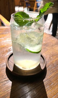 Seçici odak, lezzetli ferahlatıcı yaz mojito buzlu, limonlu ve naneli. Ahşap. Uzayı kopyala Soğuk limonata, tonik..