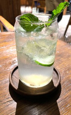 Seçici odak, lezzetli ferahlatıcı yaz mojito buzlu, limonlu ve naneli. Ahşap. Uzayı kopyala Soğuk limonata, tonik..