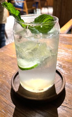 Seçici odak, lezzetli ferahlatıcı yaz mojito buzlu, limonlu ve naneli. Ahşap. Uzayı kopyala Soğuk limonata, tonik..