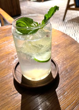 Seçici odak, lezzetli ferahlatıcı yaz mojito buzlu, limonlu ve naneli. Ahşap. Uzayı kopyala Soğuk limonata, tonik..