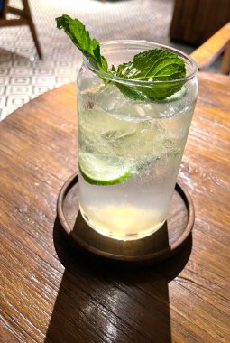 Seçici odak, lezzetli ferahlatıcı yaz mojito buzlu, limonlu ve naneli. Ahşap. Uzayı kopyala Soğuk limonata, tonik..