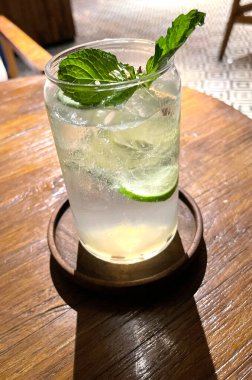 Seçici odak, lezzetli ferahlatıcı yaz mojito buzlu, limonlu ve naneli. Ahşap. Uzayı kopyala Soğuk limonata, tonik..