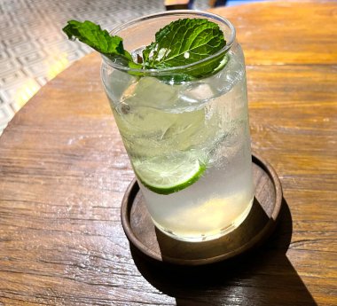 Seçici odak, lezzetli ferahlatıcı yaz mojito buzlu, limonlu ve naneli. Ahşap. Uzayı kopyala Soğuk limonata, tonik..