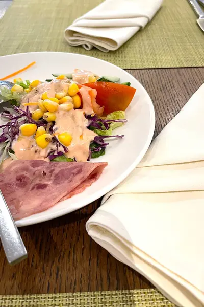 Delicioso Café Manhã Presunto Salada Verão Fresca Prato Branco Mesa — Fotografia de Stock