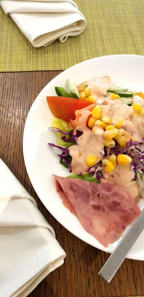 Delicioso Café Manhã Presunto Salada Verão Fresca Prato Branco Mesa — Fotografia de Stock