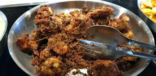 Ayam Goreng Rempah Veya Geleneksel Java Kızarmış Tavuğu Bir Restoranda — Stok fotoğraf