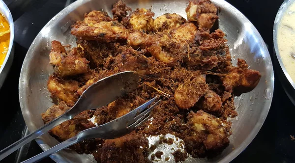Ayam Goreng Rempah或传统的爪哇炸鸡 用平底锅烹调 放在餐馆里 — 图库照片