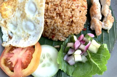 Dünyanın en iyi yemeklerinden biri Endonezya 'nın ünlü haber kanalı Kızarmış Pirinç Nasi Goreng tarafından sunulan kızarmış yumurta, tavuk satay ve kerupuk veya kraker ve turşu salatası ile servis edilir.