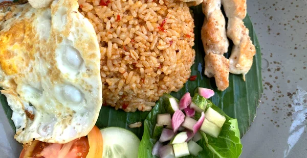 세계적으로 채널인 인도네시아의 라이스 Rice Nasi Goreng 최고의 음식중 로밝게 — 스톡 사진