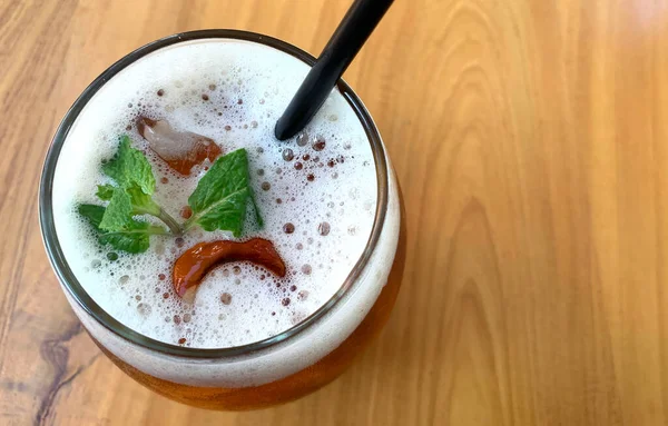 감귤류 음료를 곁들인 유기농 그리고 유리에 낙엽이 — 스톡 사진