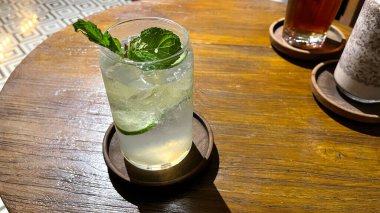 Mojito yazının ferahlatıcı barları buzlu, limonlu ve naneli kokteyller içerler.