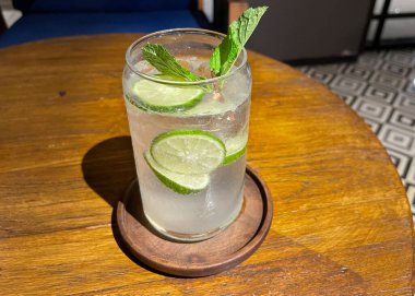 Mojito yazının ferahlatıcı barları buzlu, limonlu ve naneli kokteyller içerler.