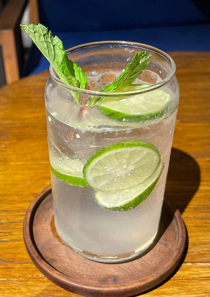 Mojito Zomer Verfrissende Bar Drankjes Cocktail Met Ijs Limoen Munt — Stockfoto