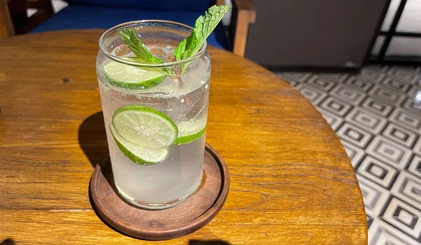 Mojito Sommer Erfrischende Bargetränke Cocktail Mit Eis Limette Und Minze — Stockfoto